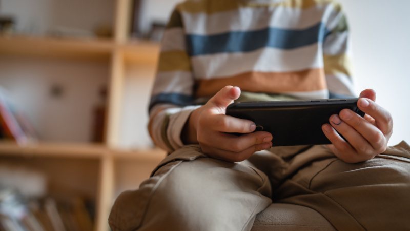 Mani bambino con smartphone